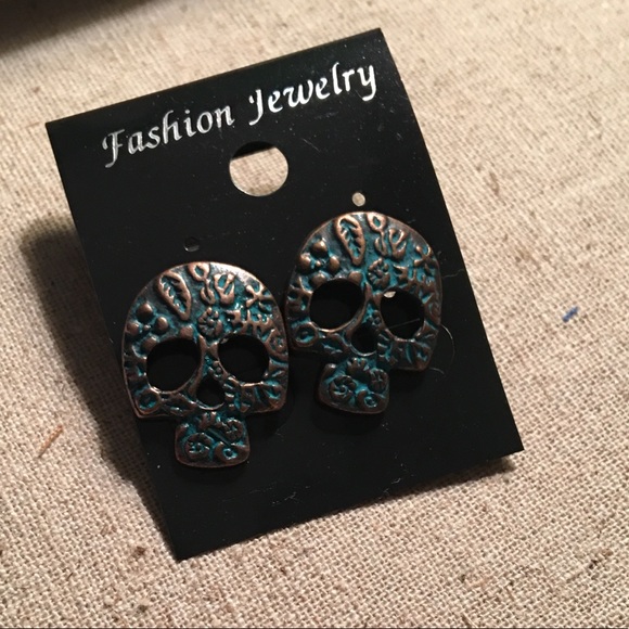 3/$30🖤 Turquoise & Gold Skull Stud Earrings - Picture 4 of 7